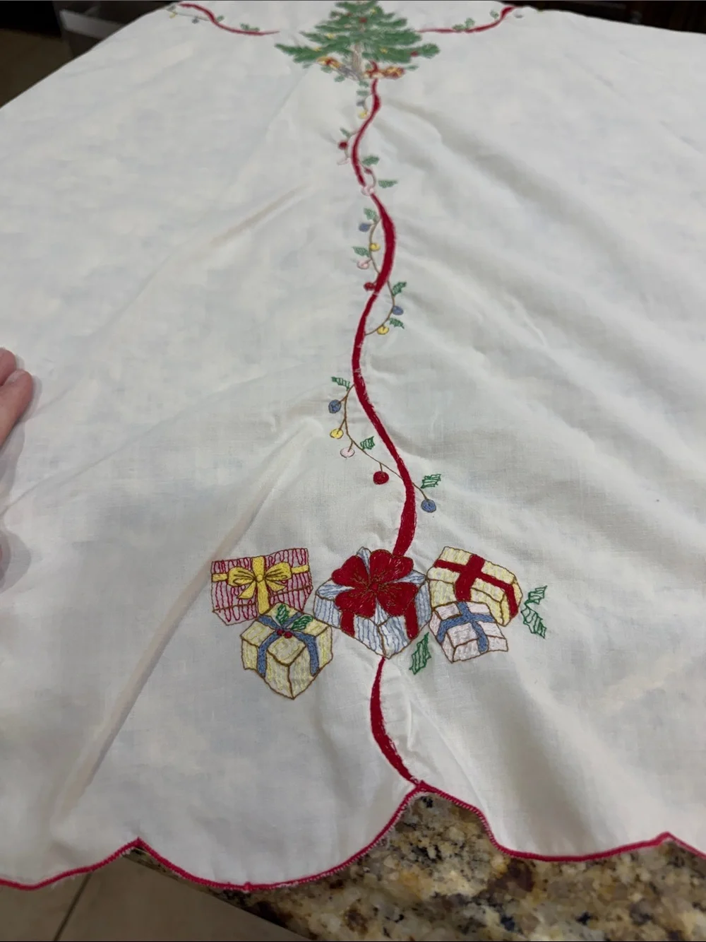 Vintage 60 inch Round White Embroidered Christmas Tree Tablecloth and 4 Napkins